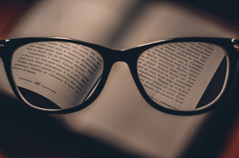 Personne lisant un livre dans un café élégant avec une tasse de café sur la table
