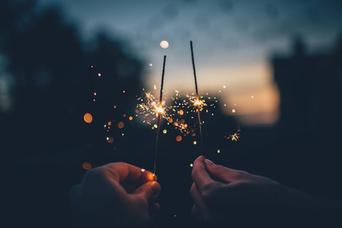 Célébration festive estivale en plein air avec foule joyeuse et lumières colorées