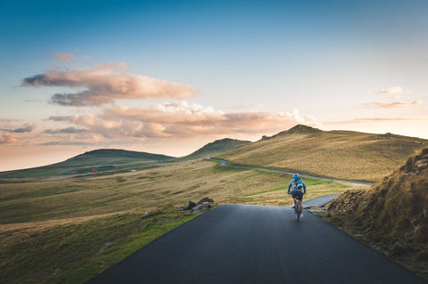 Cycliste route campagne paysage fleuve montagne vélo nature