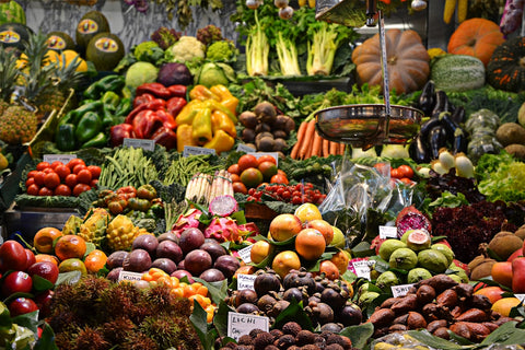 Marché public légumes fruits étals colorés producteurs locaux