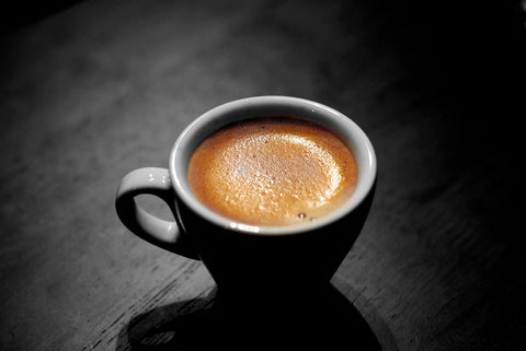 Espresso servi dans une tasse blanche sur un comptoir de café élégant le soir à Québec
