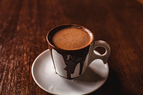 Chocolat chaud crémeux dans une tasse par temps hivernal
