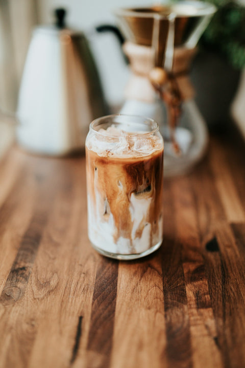 Gros plan d'un espresso avec une créma dorée parfaite dans une tasse blanche