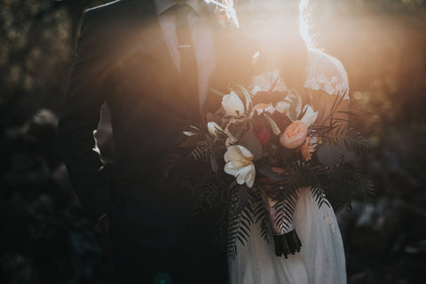 Couple de mariés élégants dans une rue historique pavée avec ambiance romantique