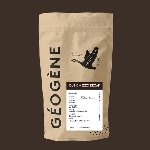 Due E Mezzo Décaf — Café Géogène, fond brun foncé, Colombie Huila canne à sucre