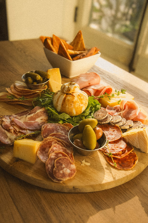 Tabla de embutidos y una